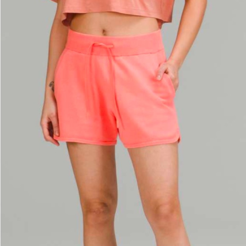 Lululemon Cotton-Cashmere Knit High-Rise Short 4"
Raspberry Cream Size 2